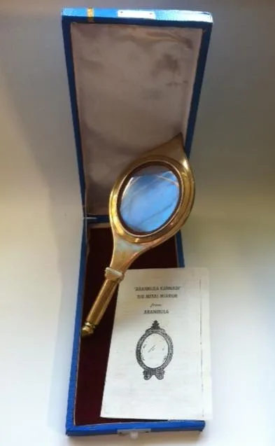 Винтажное металлическое зеркало Аранмула Каннади (Aranmula Kannadi), Керала