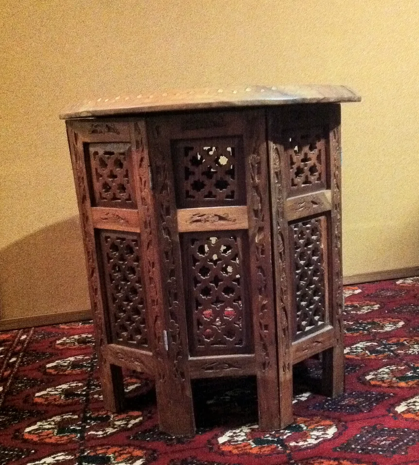 Индийский резной складной столик из дерева